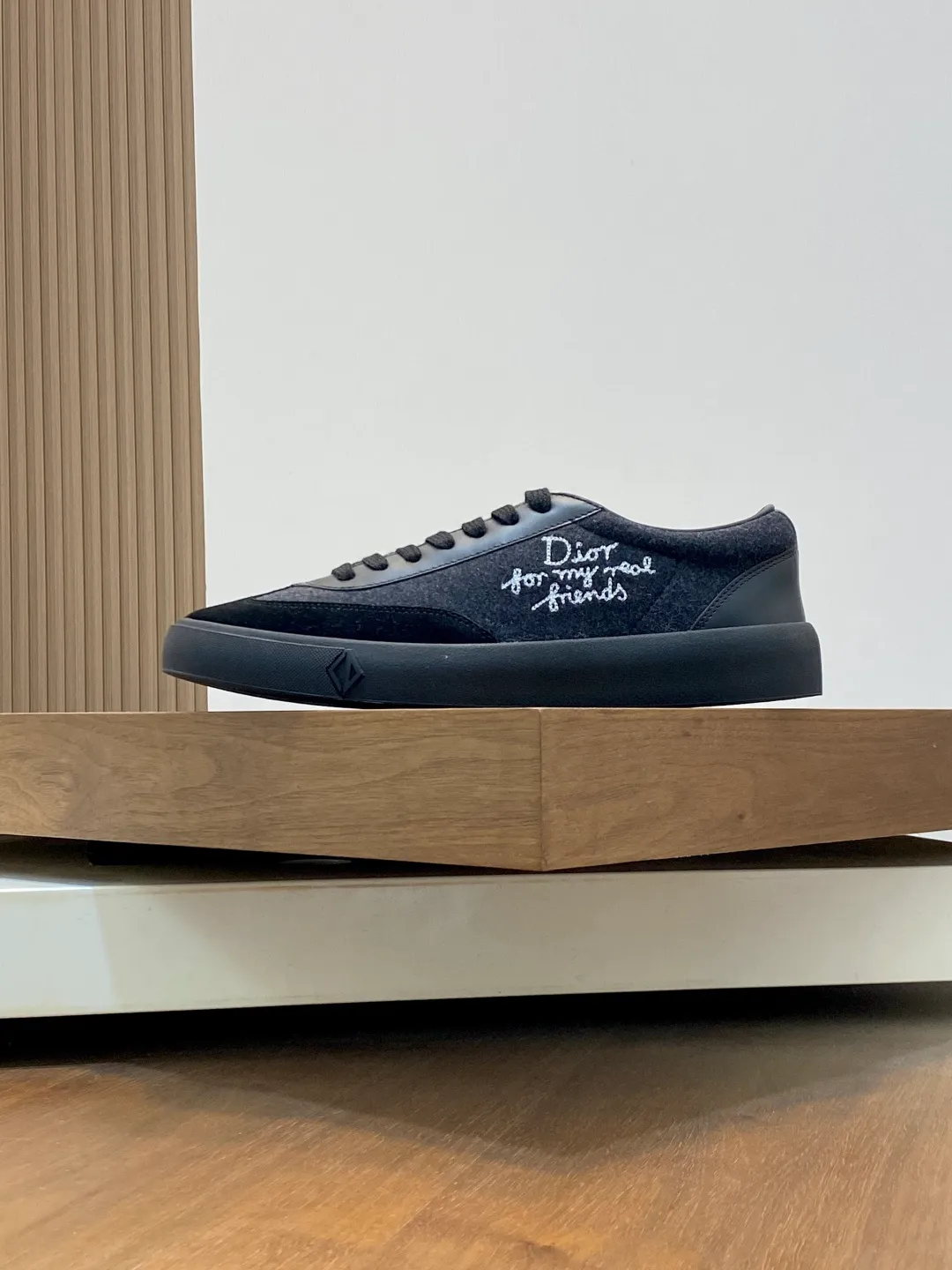 💰400 Dior Crafted from navy and white jacquard with Oblique print and suede panels, it features a distinctive padded tongue embossed with the Dior signature, wide navy mohair laces and brass eyelets with a matte tonal finish. White rubber sole with Dior Oblique pattern, enhanced by a contrasting Dior 30 Avenue Montaigne signature on the rear. It can add fashionable temperament to casual looks. Exquisite packaging at the delivery counter 🛍📦 ▪️ Fabric: Original customized Oblique presbyopia + cowhide ▪️ Lining: Original customized sheepskin + breathable mesh ▪️ Sole: Original molded anti-slip rubber material ▪️ Bottom thickness: 4CM ▪️ Size: Men's 38-45 (38, 45, 46 customized)